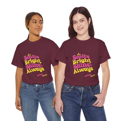 T-shirt con scritta "Smile bright shine always"