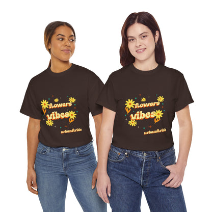 T-shirt con scritta "Flowers vibes"