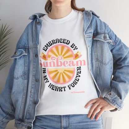 T-shirt con scritta "Embraced by sunbeam in my heart forever"