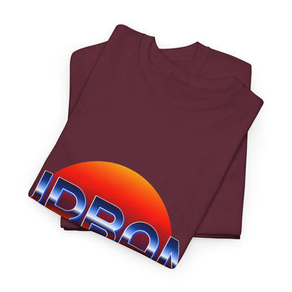 T-shirt con scritta "urbanstride" soleggiata