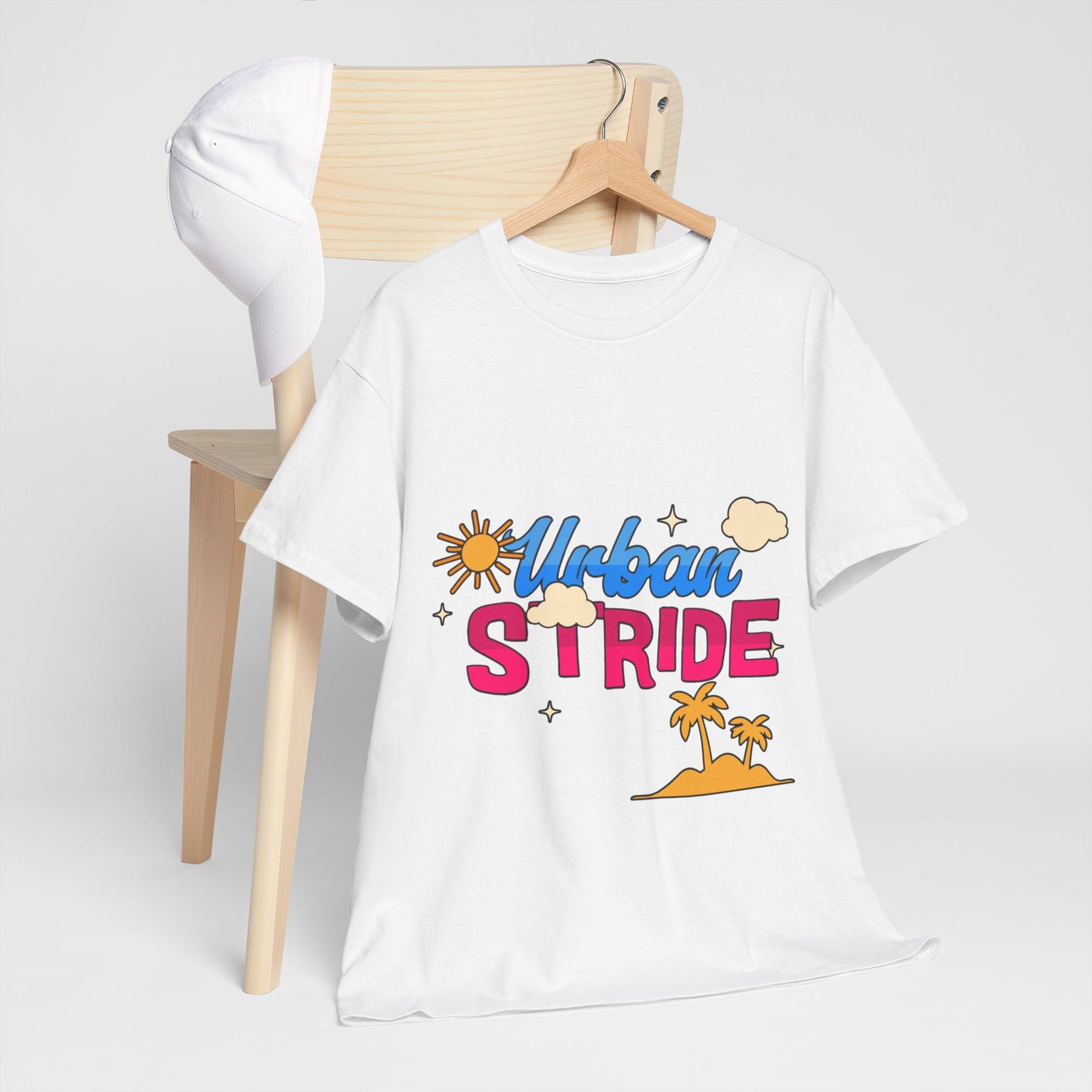 T-shirt con scritta "Urbanstride"al mare