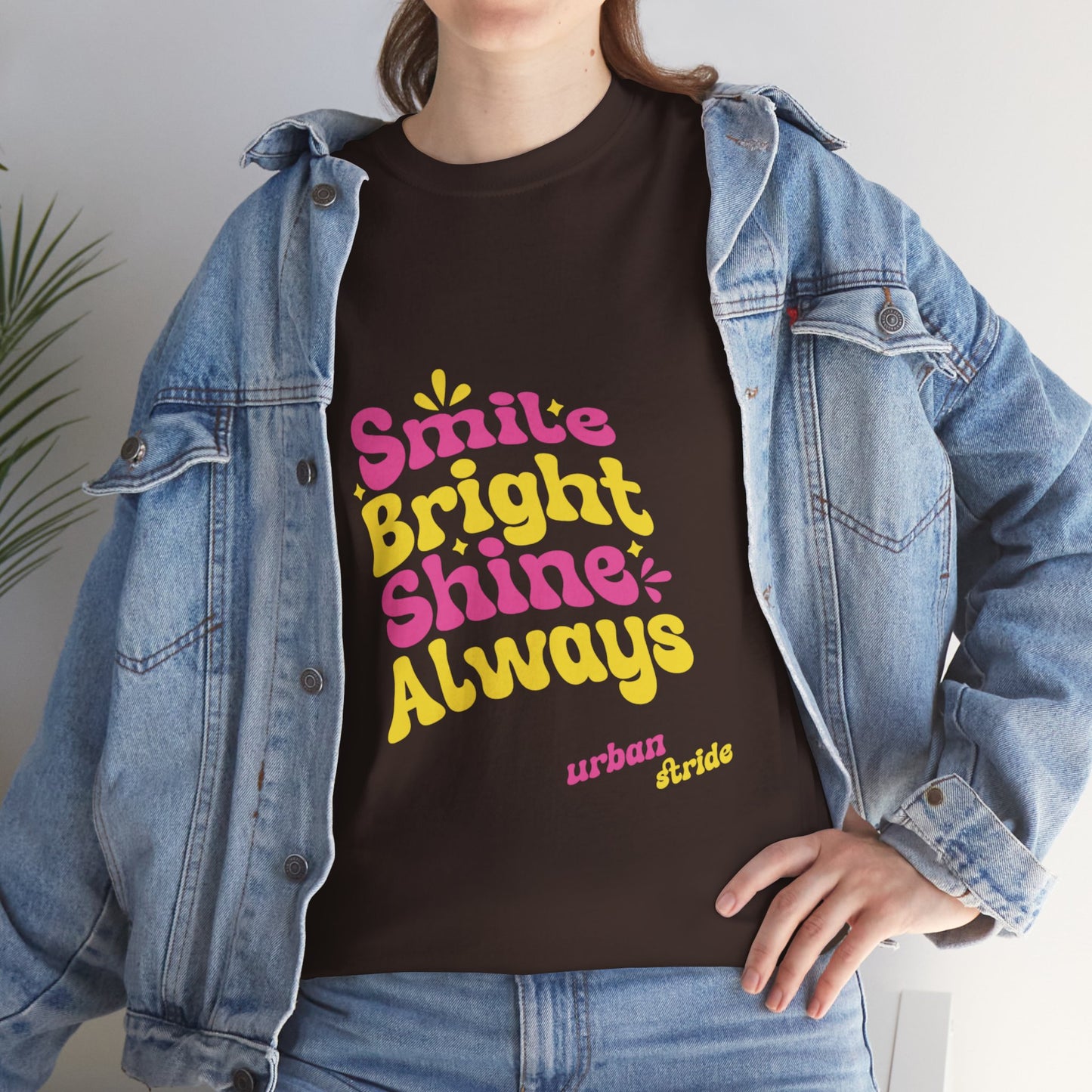 T-shirt con scritta "Smile bright shine always"