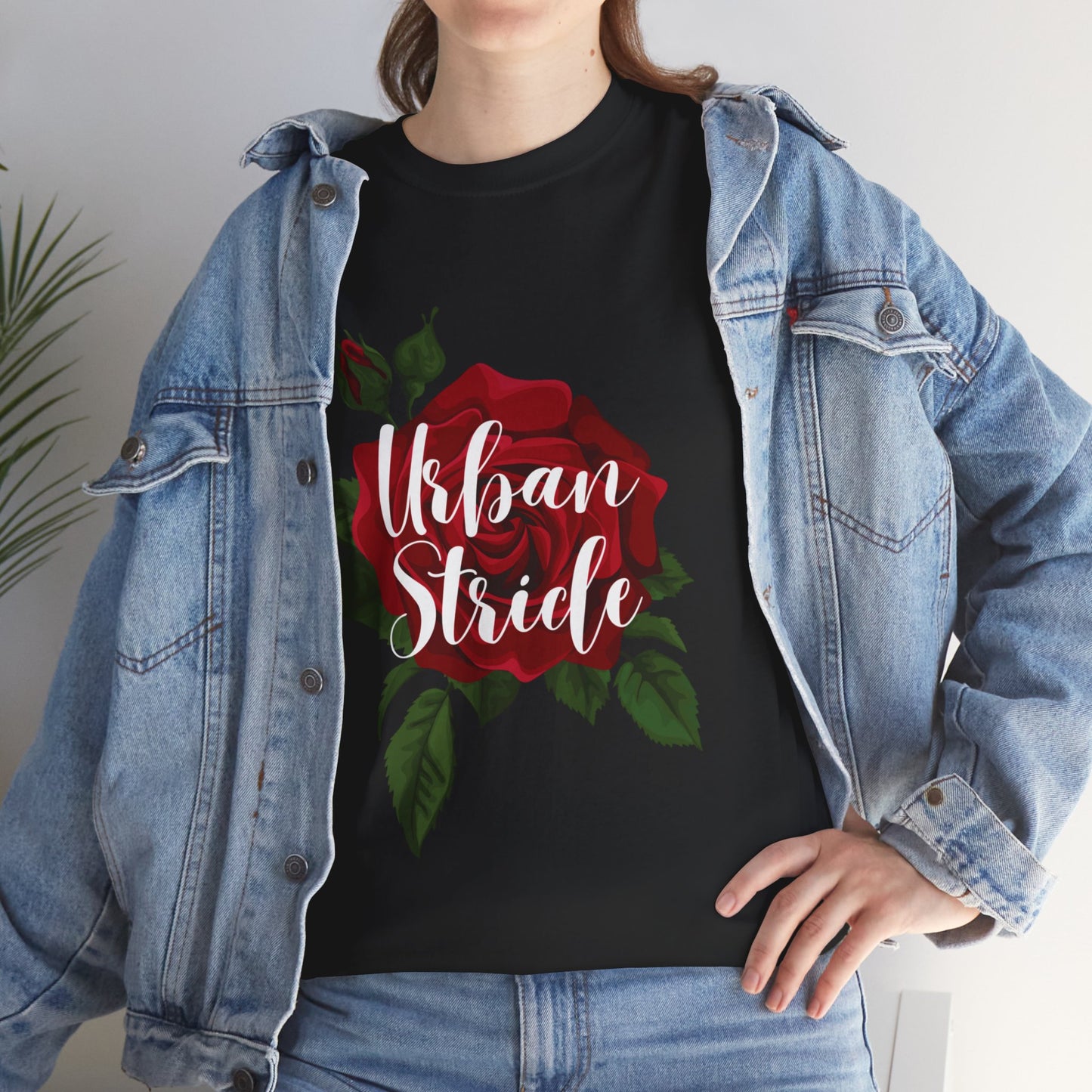 T-shirt con scritta "UrbanStride Vintage Flower