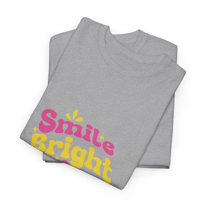 T-shirt con scritta "Smile bright shine always"