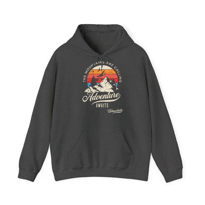 Felpa con scritta "The mountains are calling adventure"