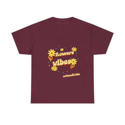 T-shirt con scritta "Flowers vibes"