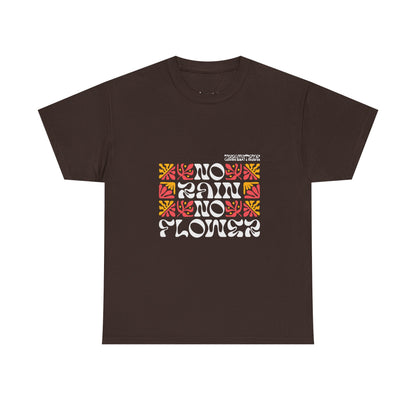 T-shirt con scritta "No rain no flowers"