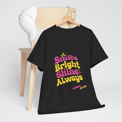T-shirt con scritta "Smile bright shine always"
