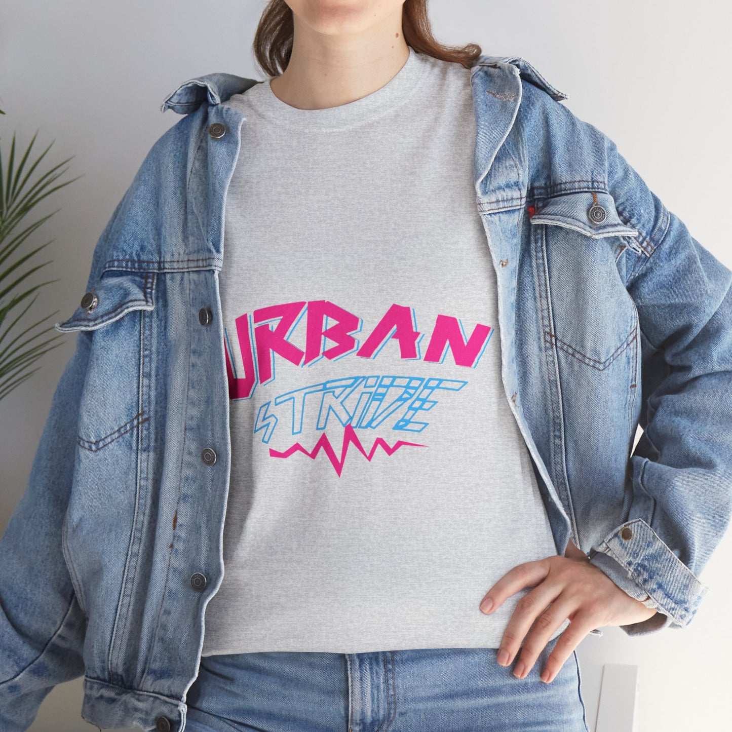 T-shirt con scritta "UrbanStride Neon Pulse"