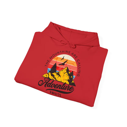 Felpa con scritta "The mountains are calling adventure"