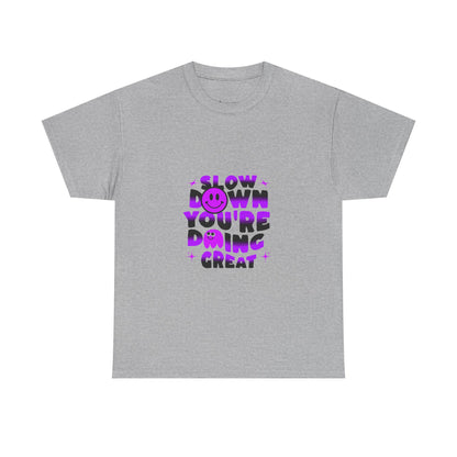 T-shirt con scritta "Slow down you doing great"