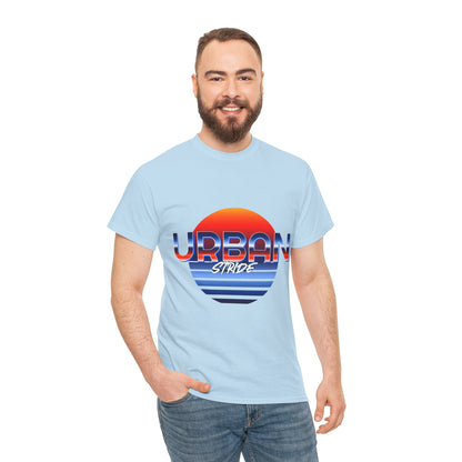T-shirt con scritta "urbanstride" soleggiata
