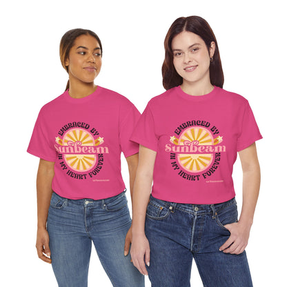 T-shirt con scritta "Embraced by sunbeam in my heart forever"