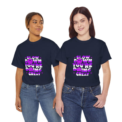 T-shirt con scritta "Slow down you doing great"