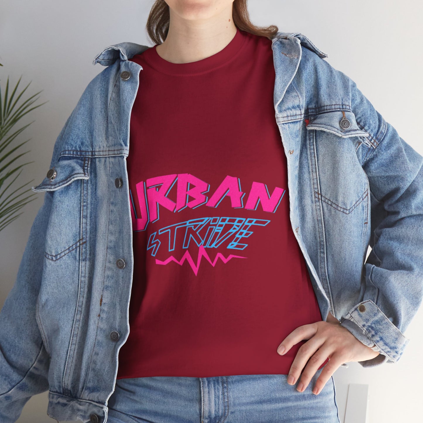 T-shirt con scritta "UrbanStride Neon Pulse"