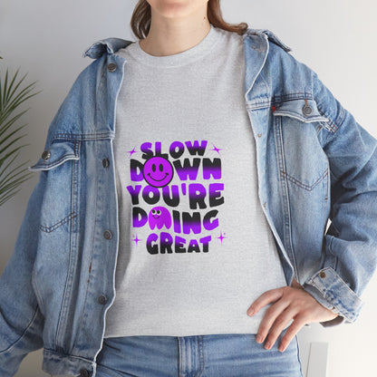 T-shirt con scritta "Slow down you doing great"