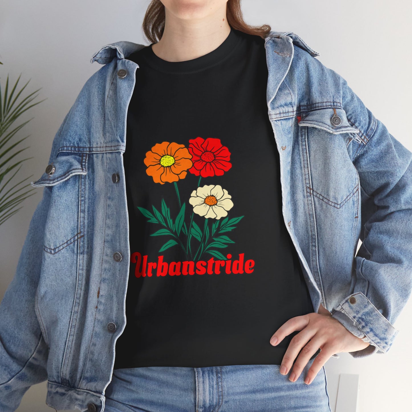 T-shirt con rappresentazione di fiori e scritta "Urbanstride"