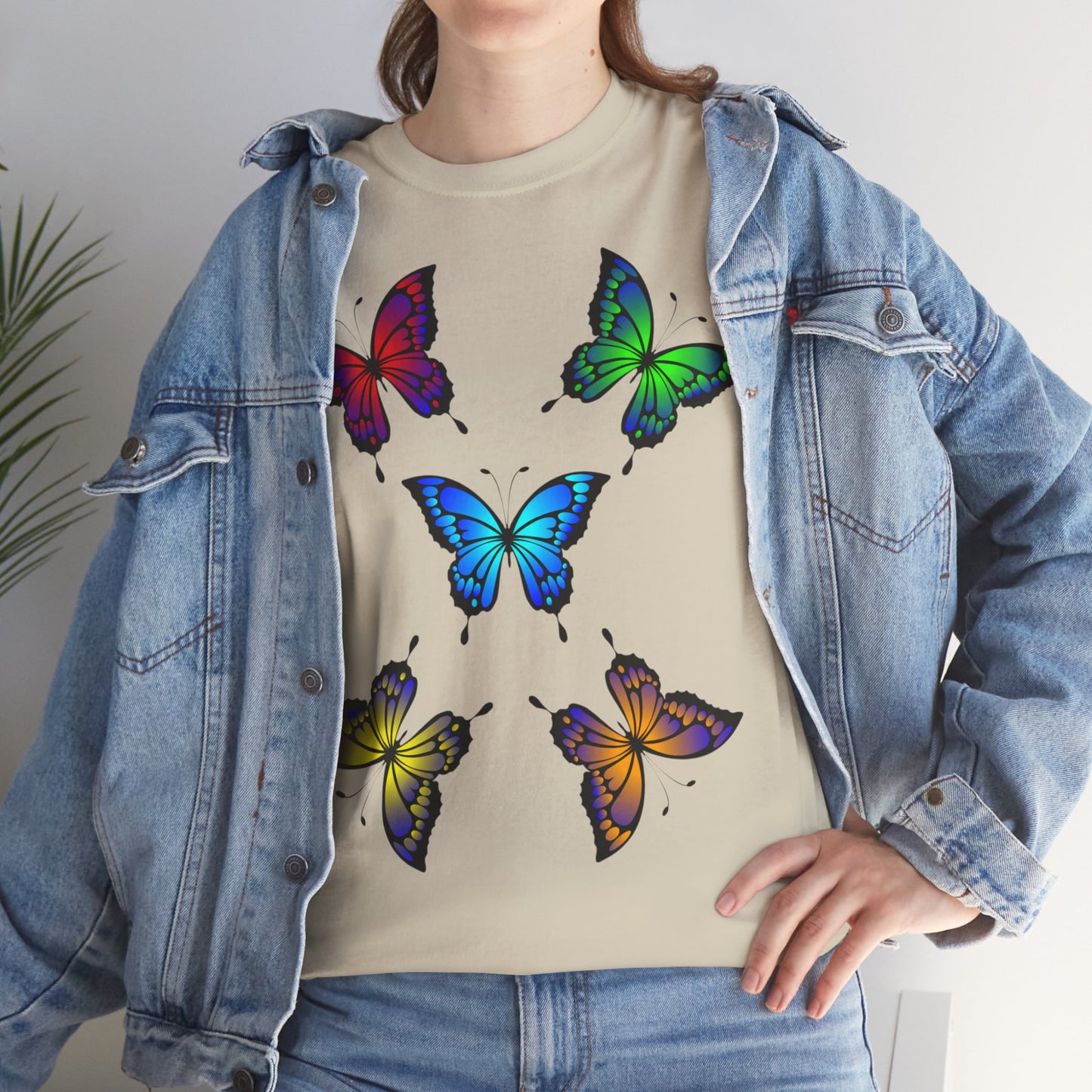 T-shirt con scritta "UrbanStride Butterfly Vibes