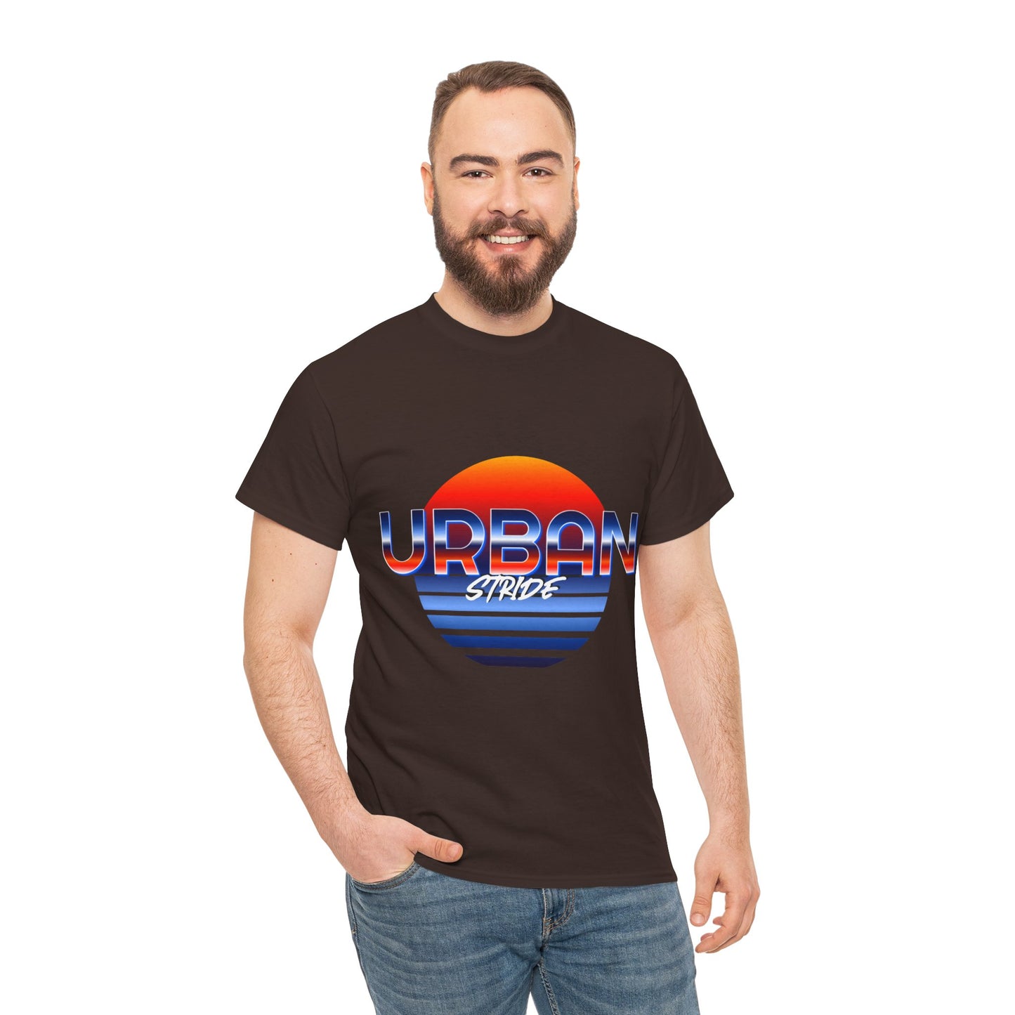 T-shirt con scritta "urbanstride" soleggiata