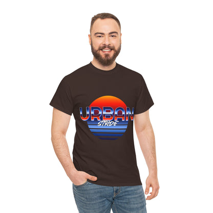 T-shirt con scritta "urbanstride" soleggiata