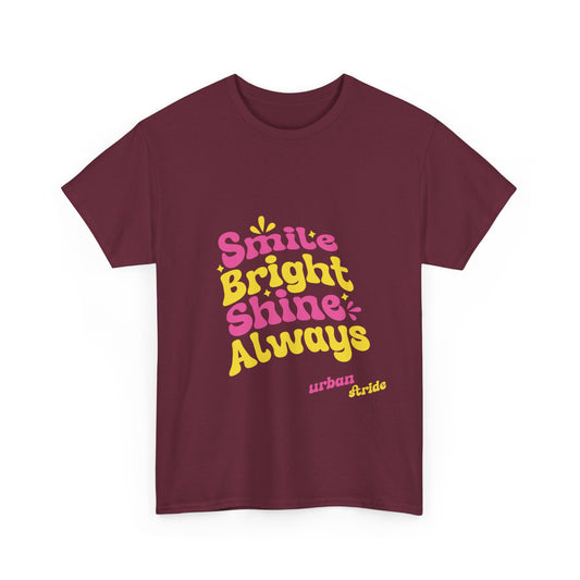 T-shirt con scritta "Smile bright shine always"
