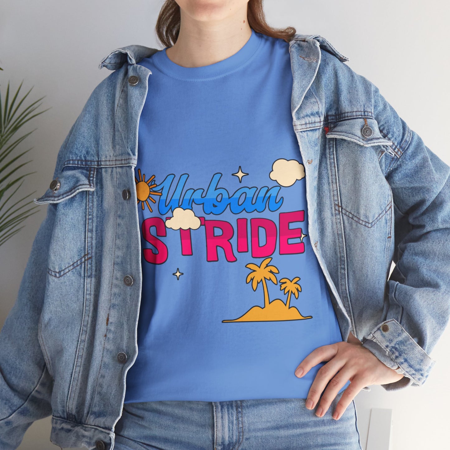 T-shirt con scritta "Urbanstride"al mare