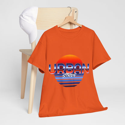 T-shirt con scritta "urbanstride" soleggiata