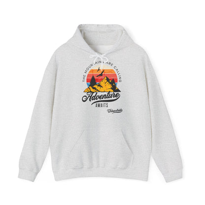 Felpa con scritta "The mountains are calling adventure"