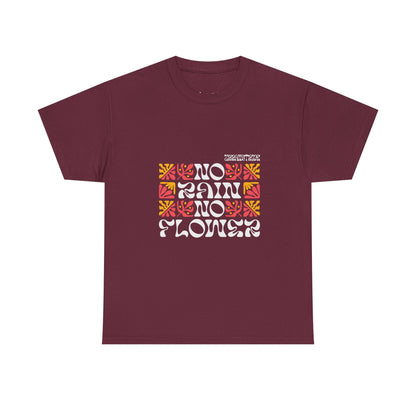 T-shirt con scritta "No rain no flowers"