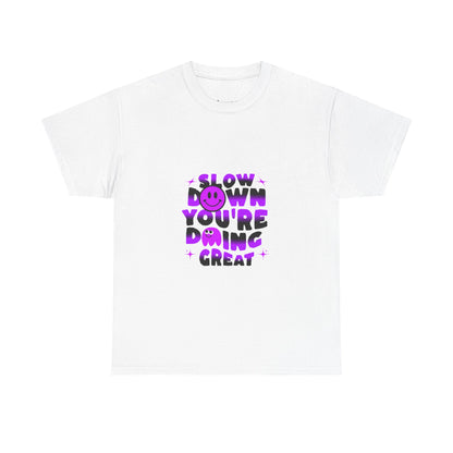 T-shirt con scritta "Slow down you doing great"