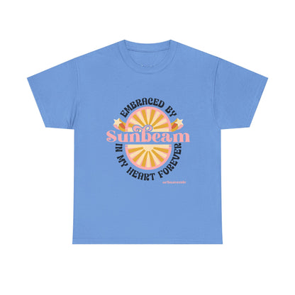 T-shirt con scritta "Embraced by sunbeam in my heart forever"