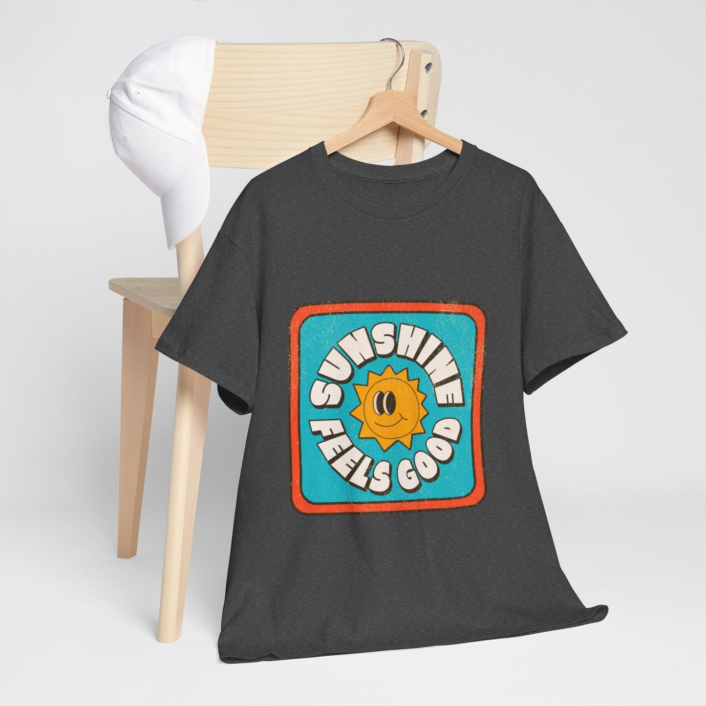 T-shirt con scritta "Sunshine feel good"