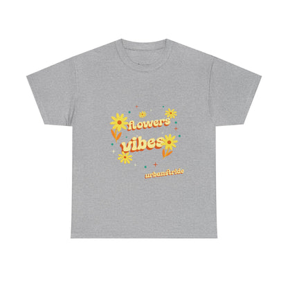 T-shirt con scritta "Flowers vibes"