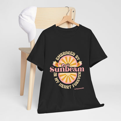 T-shirt con scritta "Embraced by sunbeam in my heart forever"