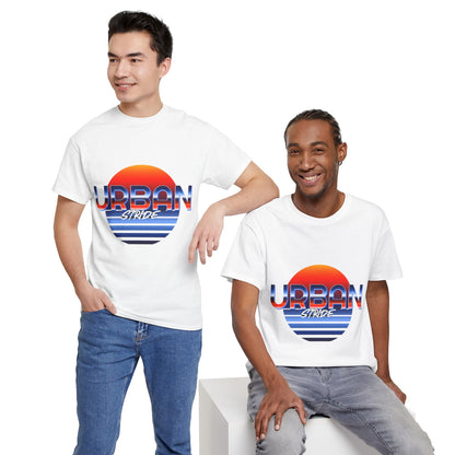 T-shirt con scritta "urbanstride" soleggiata