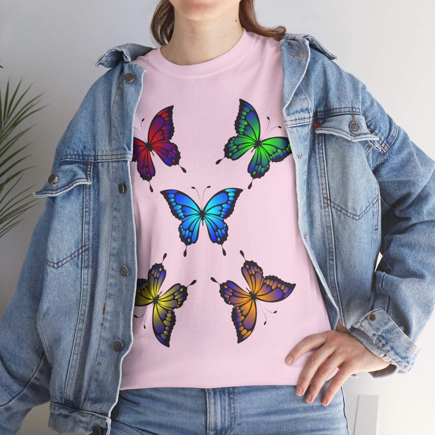 T-shirt con scritta "UrbanStride Butterfly Vibes