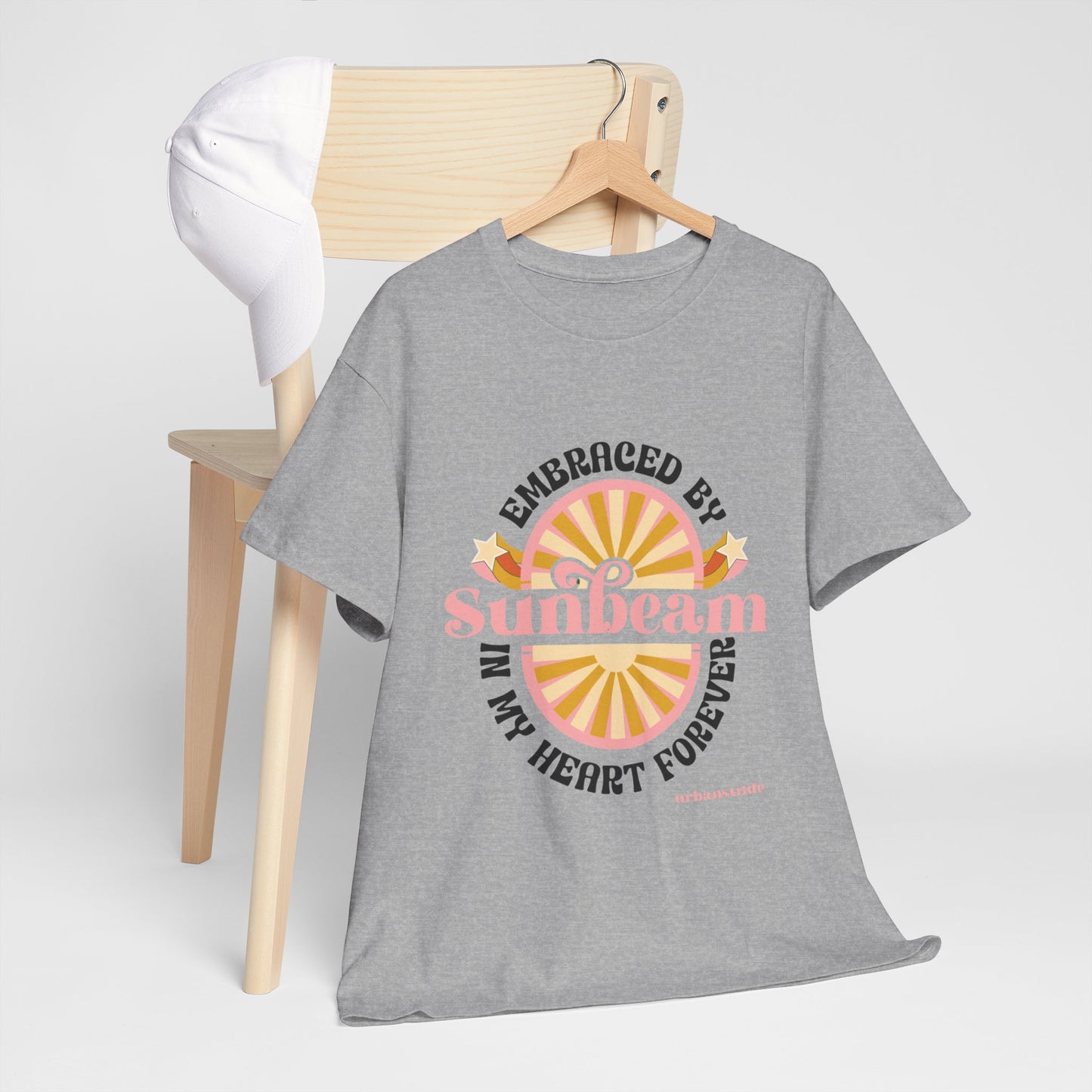 T-shirt con scritta "Embraced by sunbeam in my heart forever"