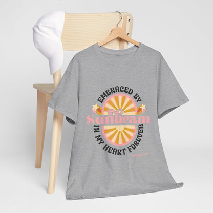 T-shirt con scritta "Embraced by sunbeam in my heart forever"
