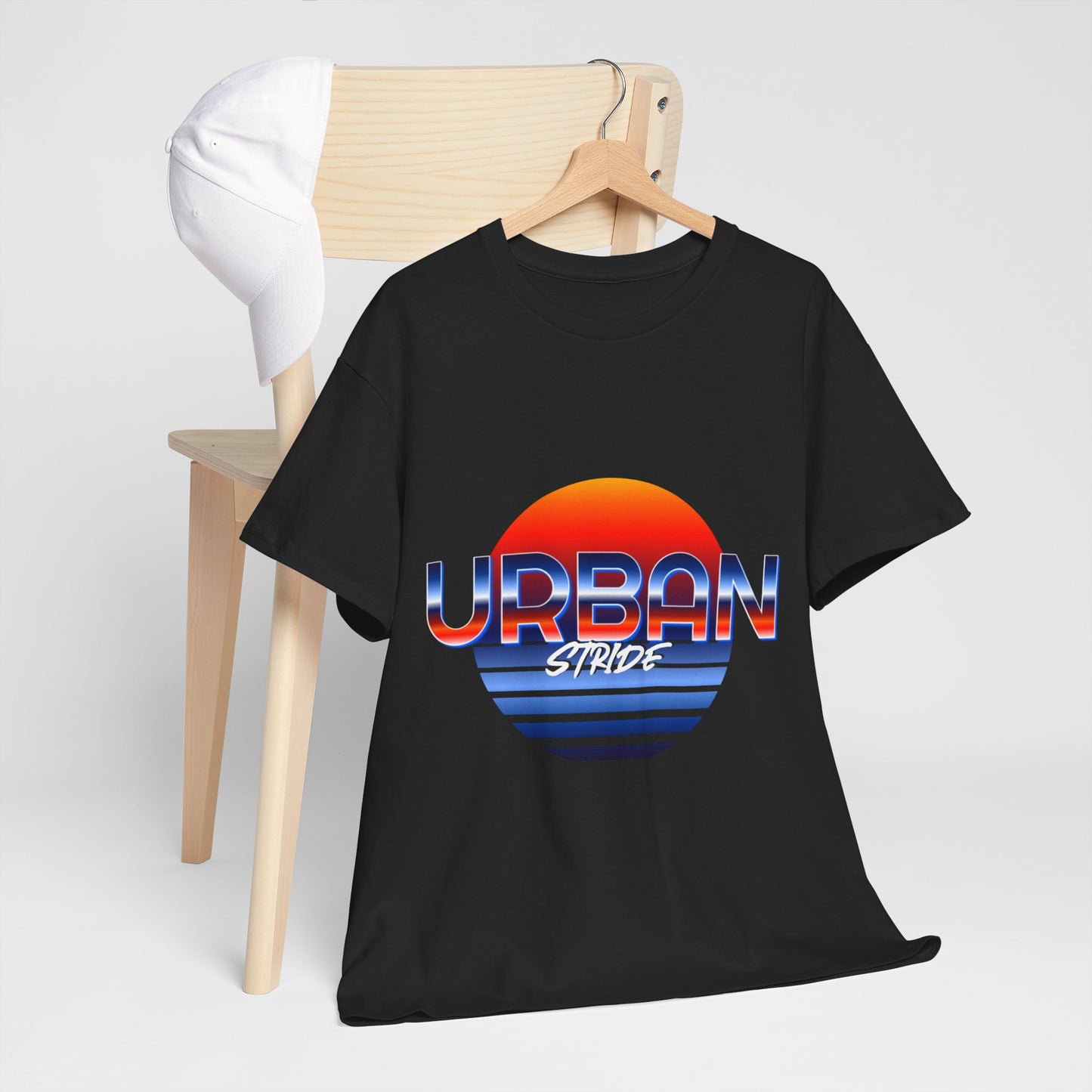 T-shirt con scritta "urbanstride" soleggiata