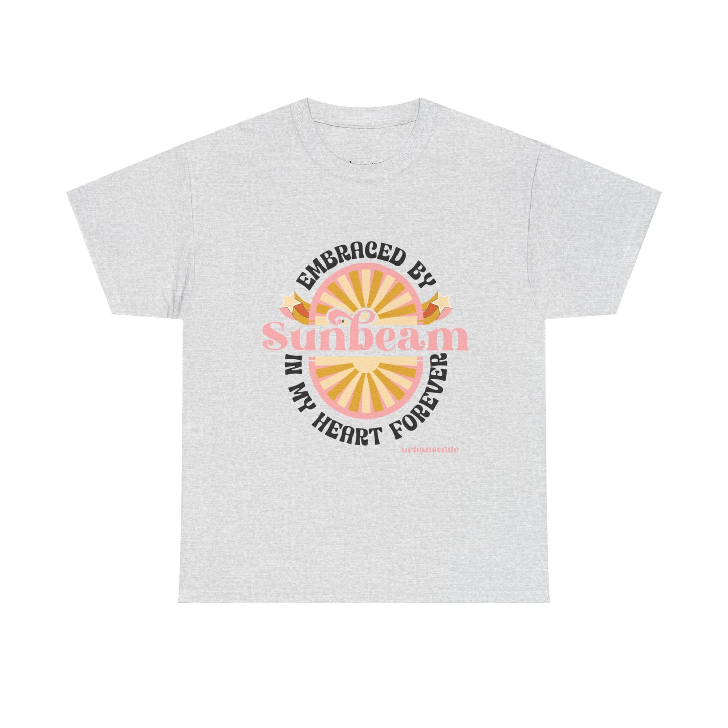 T-shirt con scritta "Embraced by sunbeam in my heart forever"