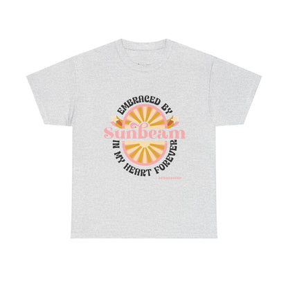 T-shirt con scritta "Embraced by sunbeam in my heart forever"