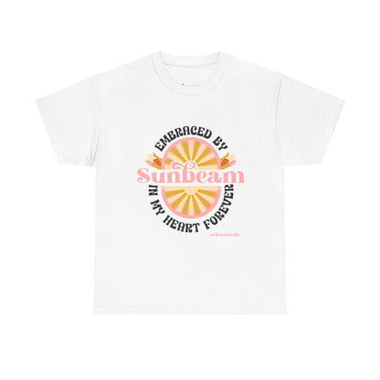 T-shirt con scritta "Embraced by sunbeam in my heart forever"