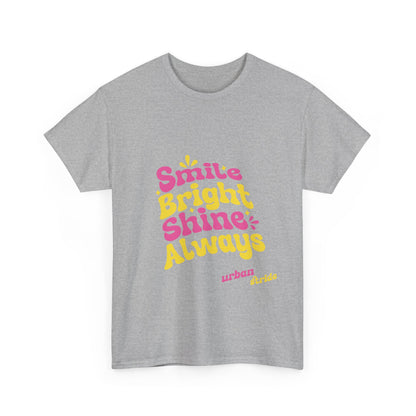 T-shirt con scritta "Smile bright shine always"