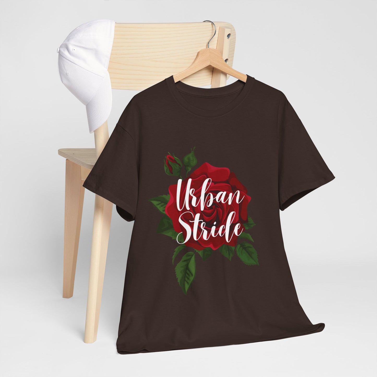 T-shirt con scritta "UrbanStride Vintage Flower