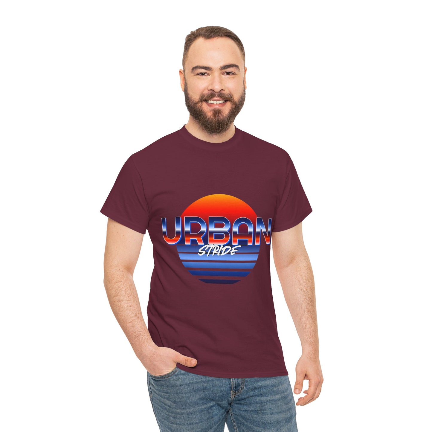 T-shirt con scritta "urbanstride" soleggiata