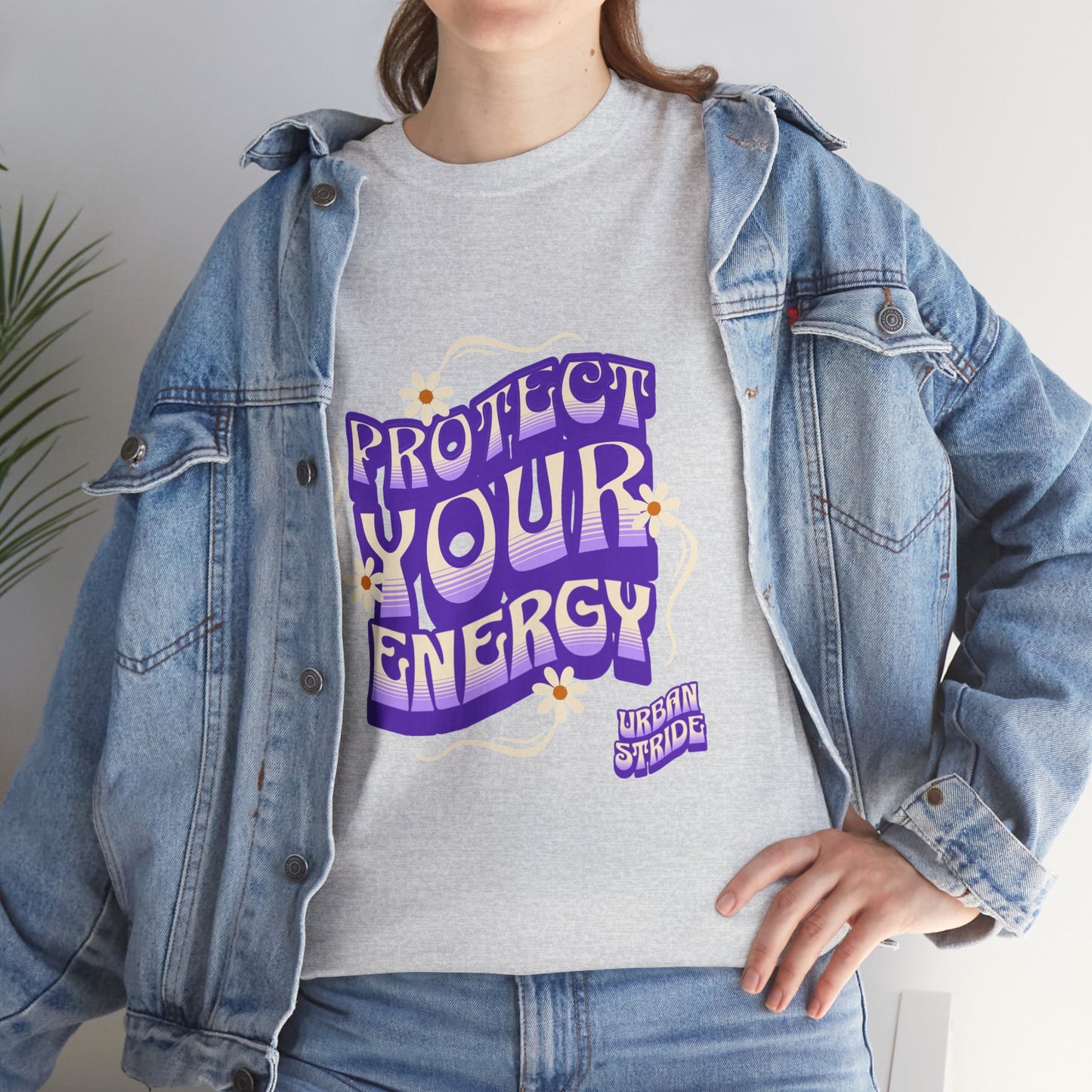 T-shirt con scritta "Protect your energy"