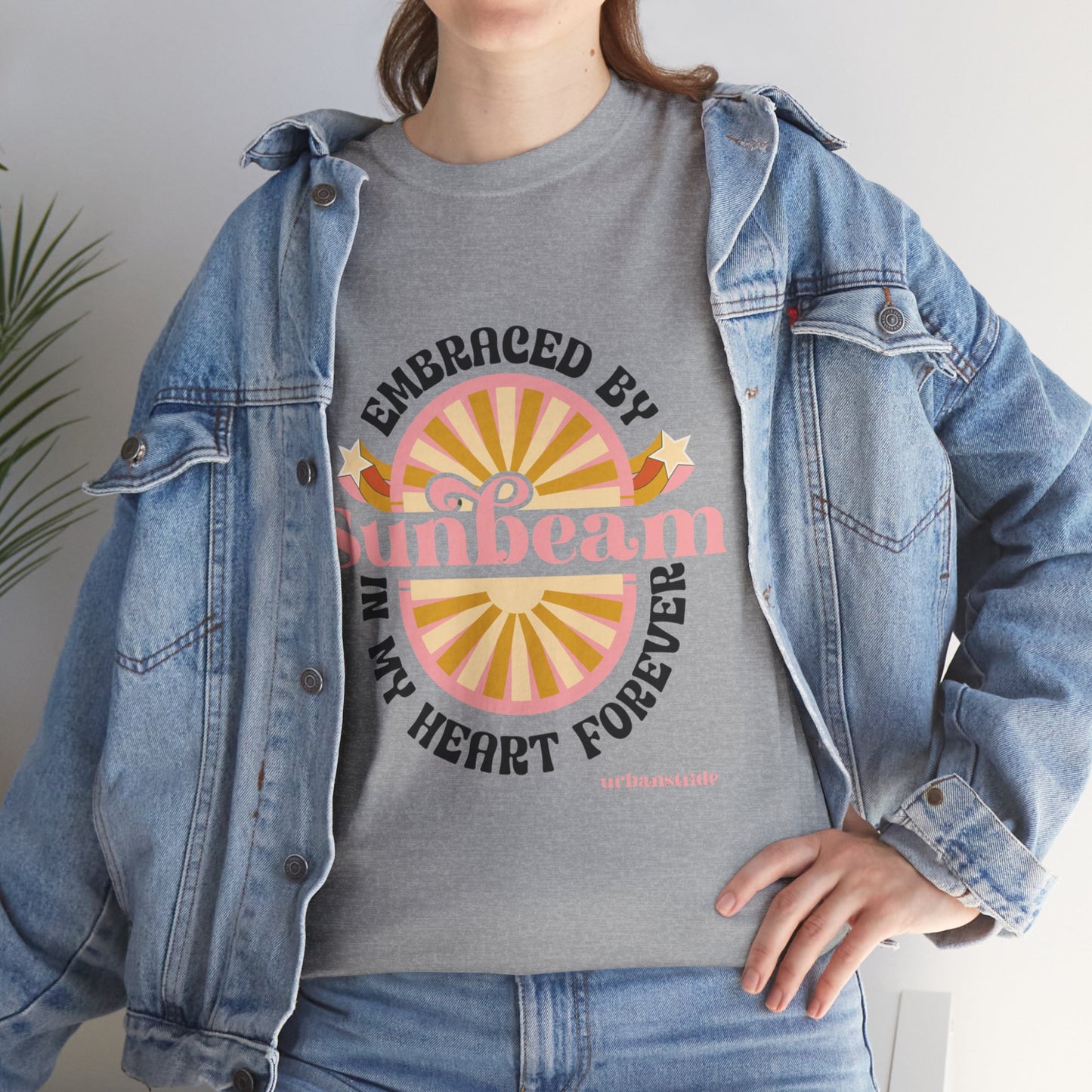 T-shirt con scritta "Embraced by sunbeam in my heart forever"