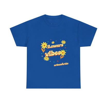 T-shirt con scritta "Flowers vibes"
