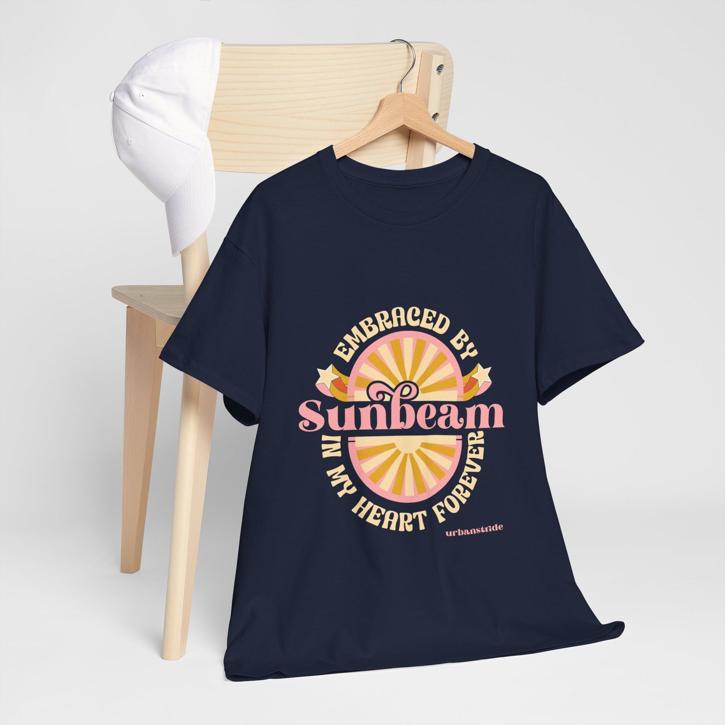 T-shirt con scritta "Embraced by sunbeam in my heart forever"