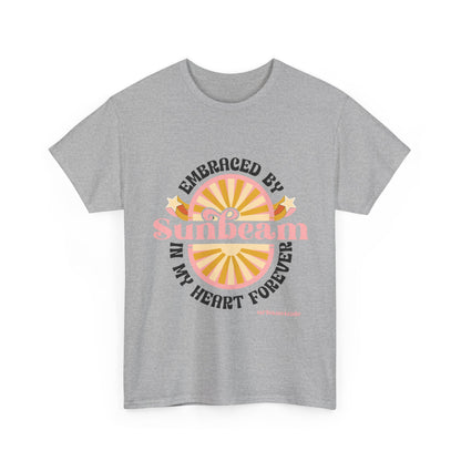 T-shirt con scritta "Embraced by sunbeam in my heart forever"